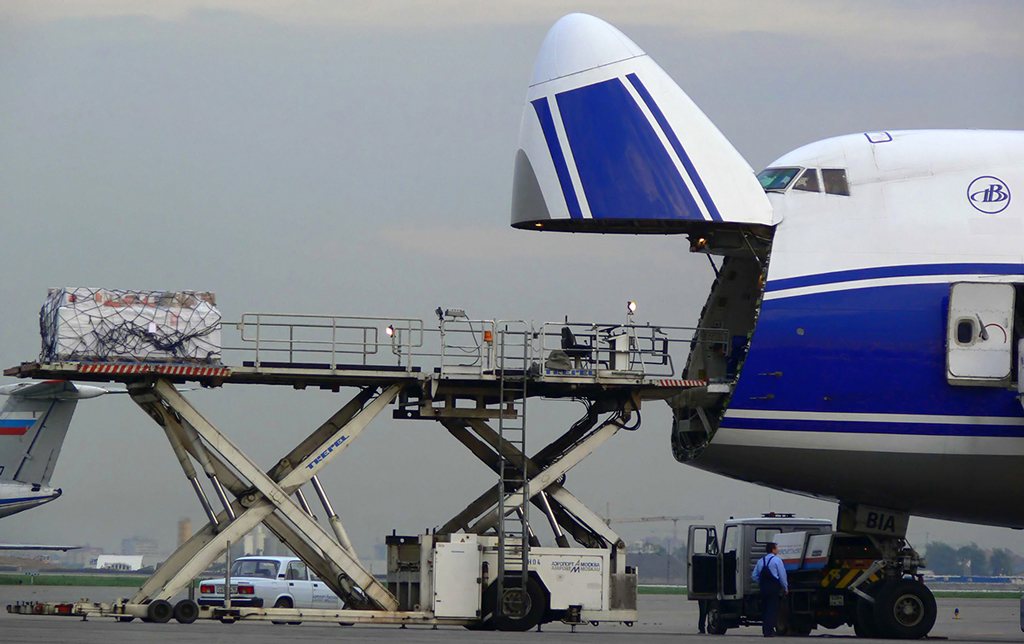 货机装载航空货物，天扬物流航空货运服务